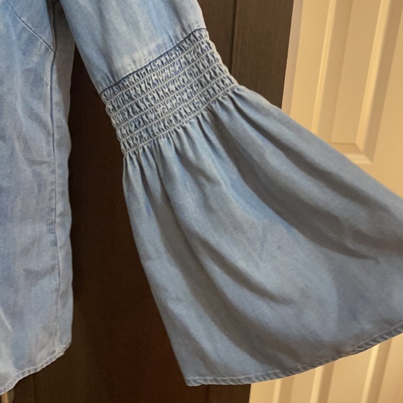 BeachLunchLounge Lightweight Denim Top Flared Sleeves SZ M - Picture 4 of 12